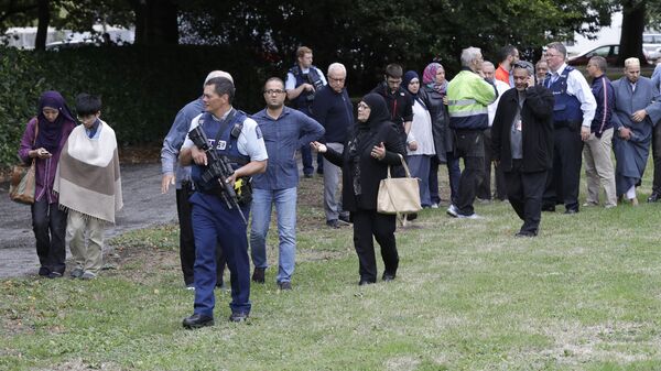 الشرطة والمصلون في مكان الهجوم الإرهابي على مسجدين في نيوزيلاندا - سبوتنيك عربي