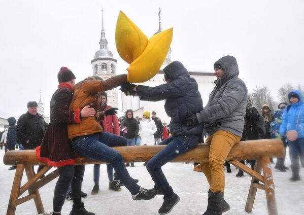 معركة الوسادات في مهرجان ماسلينيتسا (أسبوع المرافع) في مدينة سوزدل الروسية - سبوتنيك عربي
