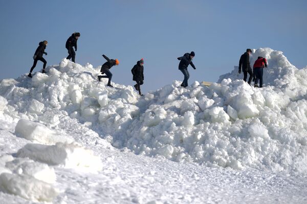 تركام من الجليد على الشاطئ الذهبي في زيلينوغورسك الروسية، حيث يصل ارتفاعها إلى عدة أمتار. ربما كان السبب وراء تكوينها هو الطقس السيئ، مصحوبة برياح عاصفة - سبوتنيك عربي