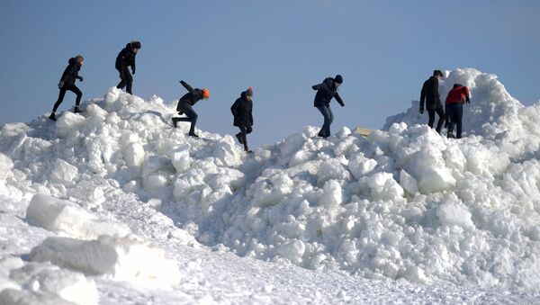 تركام من الجليد على الشاطئ الذهبي في زيلينوغورسك الروسية، حيث يصل ارتفاعها إلى عدة أمتار. ربما كان السبب وراء تكوينها هو الطقس السيئ، مصحوبة برياح عاصفة - سبوتنيك عربي