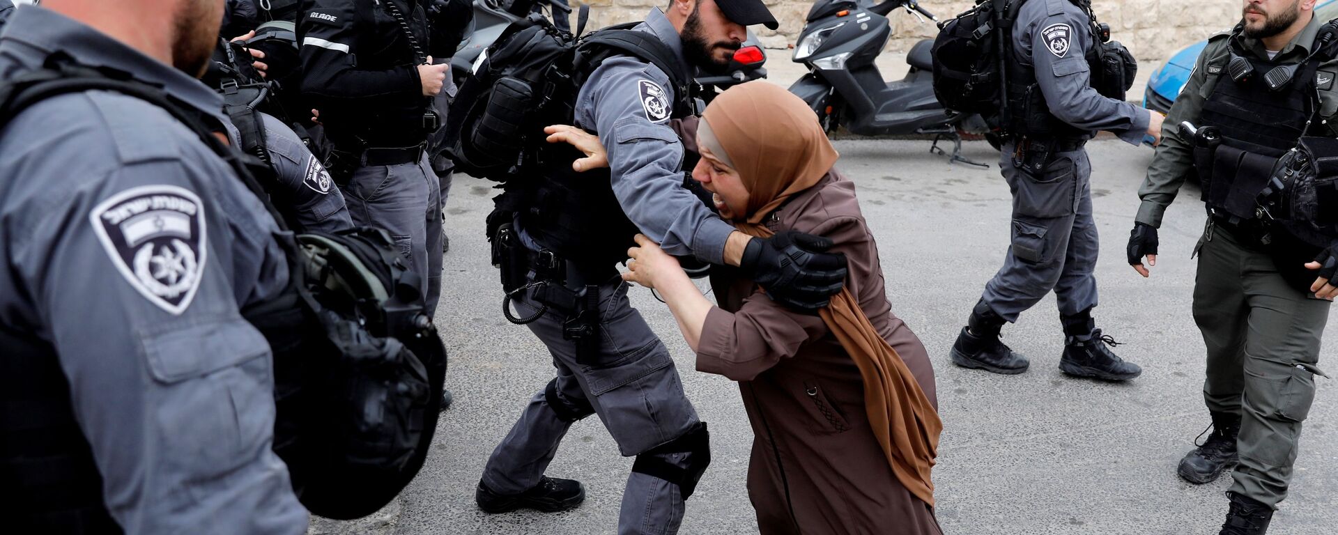 امرأة فلسطينية تحاول اختراق حاجز الشرطة الإسرائيلية بعد أن أغلقت السلطات الإسرائيلية المداخل إلى مسجد الأقصى في القدس، 12 مارس/ آذار 2019 - سبوتنيك عربي, 1920, 18.01.2020
