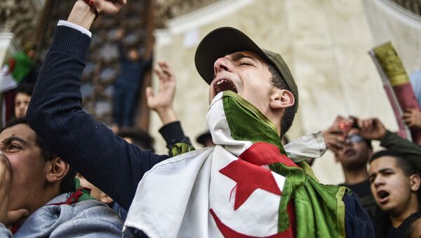 طلاب جزائريون يتظاهرون بالقرب من مكتب البريد المركزي وسط العاصمة الجزائر، ضد ترشيح الرئيس الجزائري عبد العزيز بوتفليقة لولاية رئاسية خامسة، 10 مارس/ آذار 2019 - سبوتنيك عربي