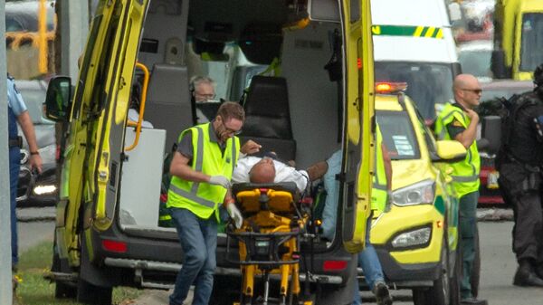 شخص مصاب يتم نقله على سيارة إسعاف بعد إطلاق النار على مسجد النور في كرايست شيرش في نيوزيلندا، 15 مارس/آذار 2019 - سبوتنيك عربي