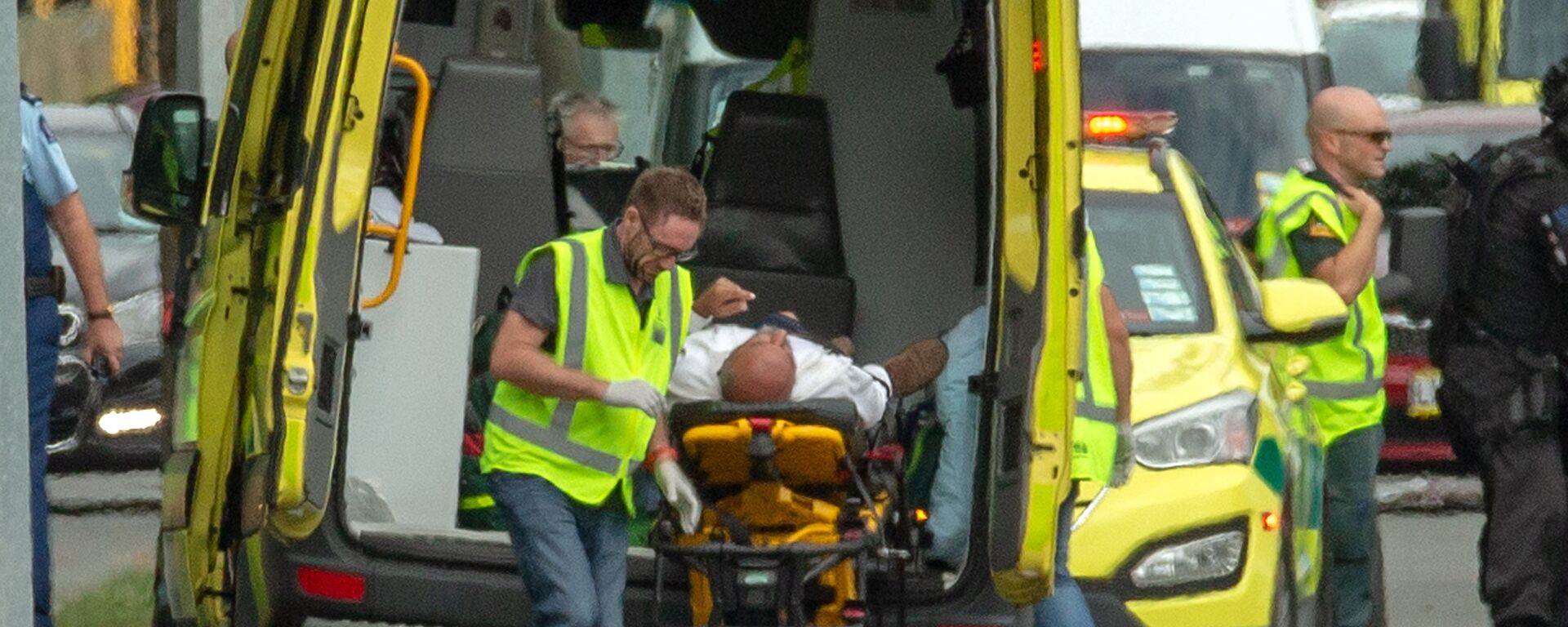شخص مصاب يتم نقله على سيارة إسعاف بعد إطلاق النار على مسجد النور في كرايست شيرش في نيوزيلندا، 15 مارس/آذار 2019 - سبوتنيك عربي, 1920, 11.06.2021