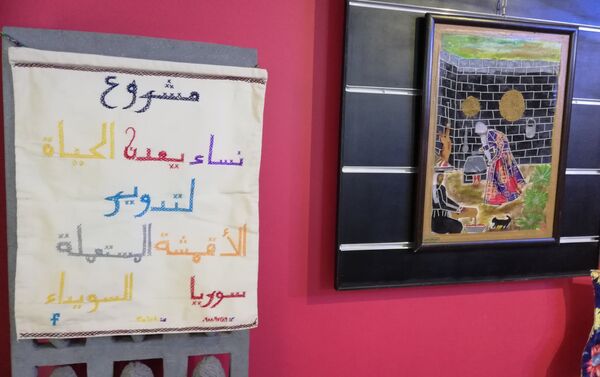 سوريات يساندن البيئة بالإبرة والخيط: تدوير نفايات الأقمشة إلى لوحات رائعة - سبوتنيك عربي
