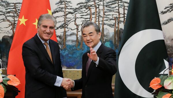 وزير الخارجية الباكستاني شاه محمود قریشي مع وزير خارجية الصين وانغ يي، في بكين يوم 19 مارس / آذار 2019 - سبوتنيك عربي
