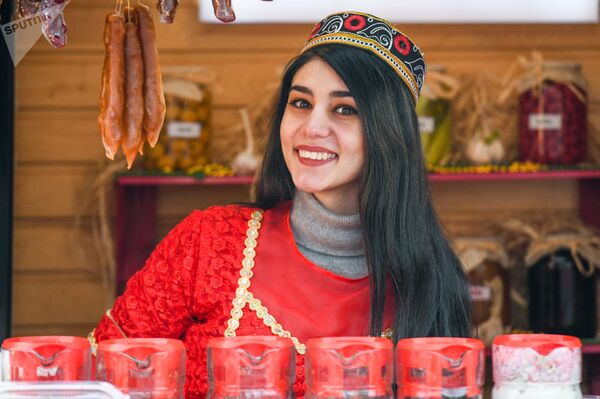 فتاة ترتدي الزي التقليدي في أذربيجان خلال الاحتفالات في عيد نفروز في أذربيجان - سبوتنيك عربي