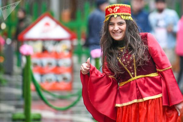 فتاة ترتدي الزي التقليدي في أذربيجان خلال الاحتفالات في عيد نفروز في أذربيجان - سبوتنيك عربي