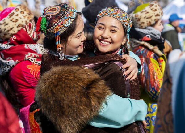 فتيات يرتدين الزي التقليدي في أستانا خلال الاحتفالات في عيد نفروز في كازاخستان - سبوتنيك عربي