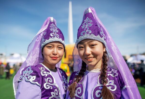 فتيات يرتدين الزي التقليدي في أستانا خلال الاحتفالات في عيد نفروز في كازاخستان - سبوتنيك عربي