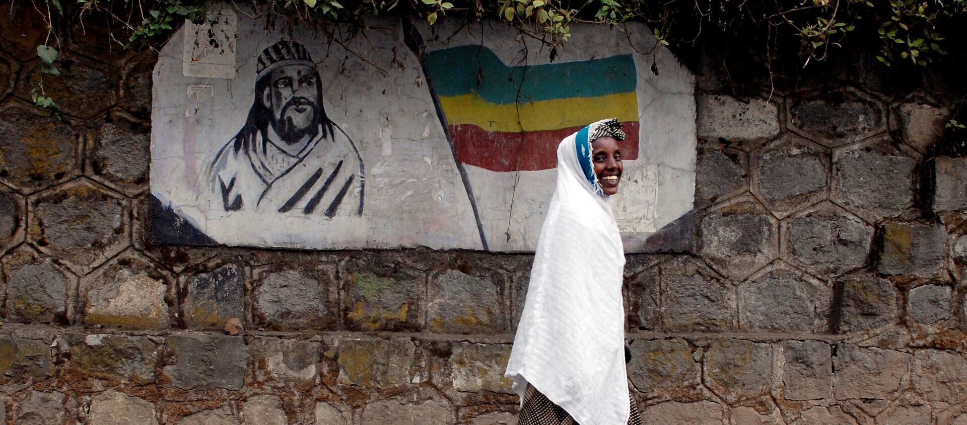 إثيوبية تسير من ورائها شعار لإمبراطور إثيوبيا تيودورس الثاني - سبوتنيك عربي, 1920, 31.03.2020