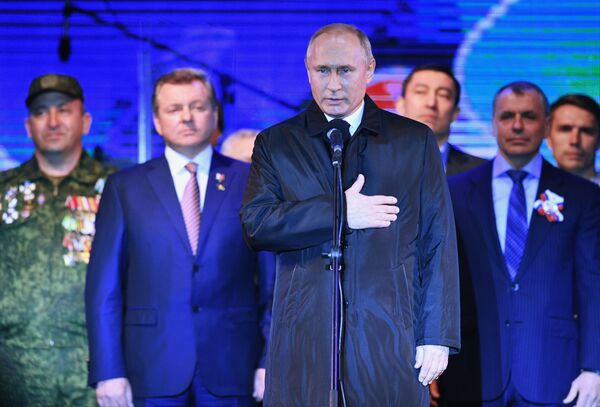 الرئيس فلاديمير بوتين يشارك في مراسم حفل موسيقي بمناسبة الذكرى الخامسة على انضمام شبه جزيرة القرم إلى  روسيا - سبوتنيك عربي
