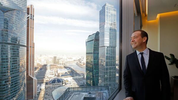 دميتري ميدفيديف، رئيس وزراء روسيا الاتحادية، في مركز الأعمال التجاري الدولي موسكو سيتي وسط العاصمة الروسية - سبوتنيك عربي