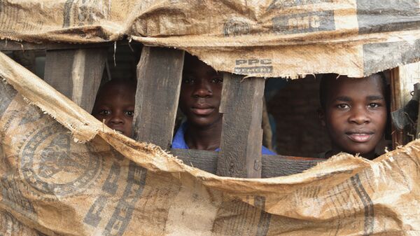 أطفال داخل ملجأ مؤقت في شيمانيماني، جنوب شرق هراري، زيمبابوي، 18 مارس/ آذار 2019 - سبوتنيك عربي