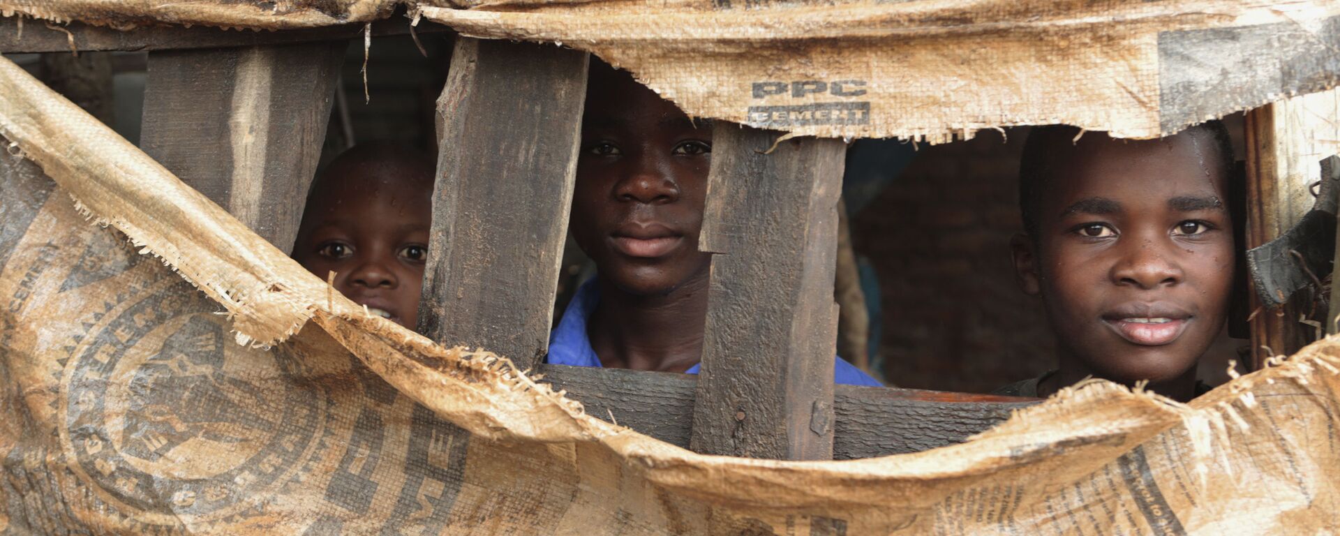 أطفال داخل ملجأ مؤقت في شيمانيماني، جنوب شرق هراري، زيمبابوي، 18 مارس/ آذار 2019 - سبوتنيك عربي, 1920, 25.05.2022