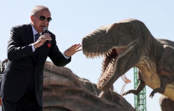 الرئيس التركي رجب طيب أردوغان بجوار نموذج الديناصورات خلال حفل افتتاح حديقة الملاهي عجائب أوراسيا في أنقرة، 20 مارس/ آذار 2019 - سبوتنيك عربي