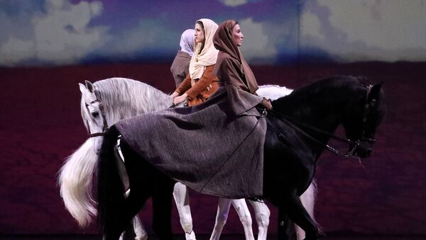 فنانون يركبون خيول خلال عرض Cavalluna, World of Fantasy في بروكسل، بلجيكا 16 مارس/ آذار 2019 - سبوتنيك عربي
