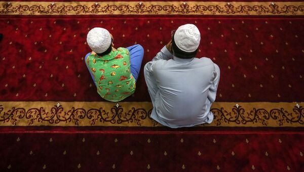 مسلمون أثناء الصلاة على أرواح ضحايا الهجوم الإرهابي على مسجدين في كرايستشيرش في نيوزيلندا، في مدينة هونغ كونغ 18 مارس/ آذار 2019 - سبوتنيك عربي