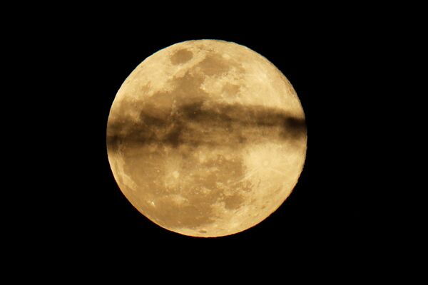 ظهور القمر العملاق في كاليفورنيا، الولايات المتحدة 20 مارس/ آذار 2019 - سبوتنيك عربي