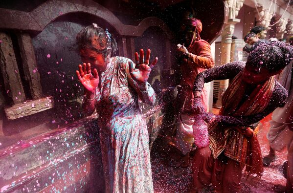مهرجان الألوان هولي في قرية ناندغاون، في ولاية أوتار براديش، الهند، 16 مارس/ آذار 2019 - سبوتنيك عربي