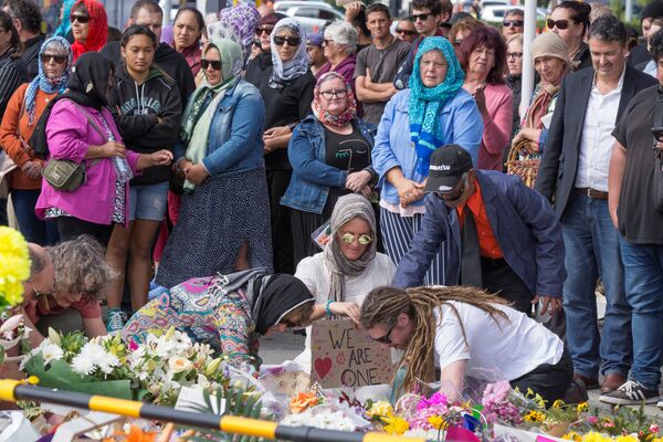 مواطنو نيوزيلندا يتضامنون مع أهالي ضحايا الهجوم الإرهابي على مسجدين الجمعة الماضي ويضعون أكاليل الأزهار أمام موقع الحدث - سبوتنيك عربي