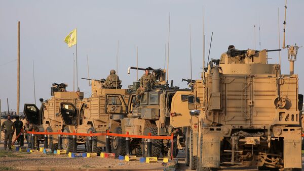 جنود أمريكيون يقفون بالقرب من شاحنات عسكرية في حقل العمر في دير الزور - سبوتنيك عربي