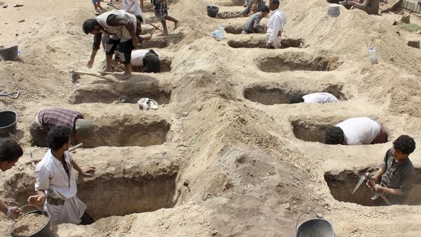 أطفال يحفرون المقابر في اليمن - سبوتنيك عربي
