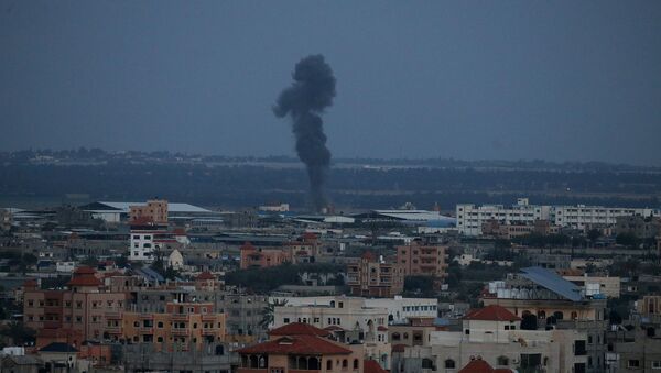 الدخان يتصاعد بعد غارة جوية إسرائيلية في جنوب قطاع غزة - سبوتنيك عربي