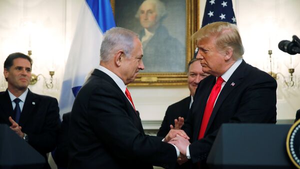 الرئيس الأمريكي دونالد ترامب مع رئيس الوزراء الإسرائيلي بنيامين نتنياهو في البيت الأبيض - سبوتنيك عربي