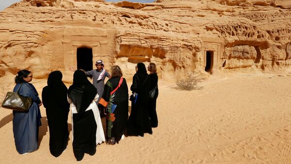 رجال ونساء في السعودية - سبوتنيك عربي