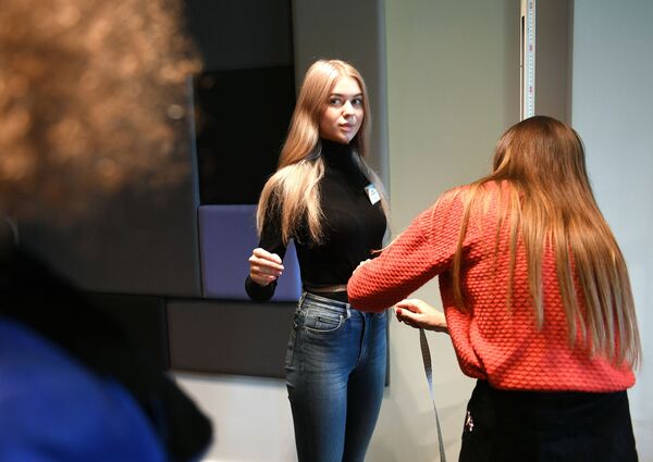 أخذ قياسات الفتيات المشاركات في مسابقة ملكة جمال روسيا 2019 في موسكو - سبوتنيك عربي