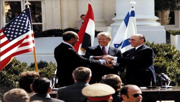 الرئيس المصري أنور السادات والرئيس الأمريكي جيمي كارتر ورئيس الوزراء الإسرائيلي مناحم بيجن توقيع معاهدة كامب ديفيد - سبوتنيك عربي