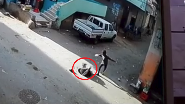 بالفيديو... لحظة سقوط طفل مصري في بالوعة - سبوتنيك عربي