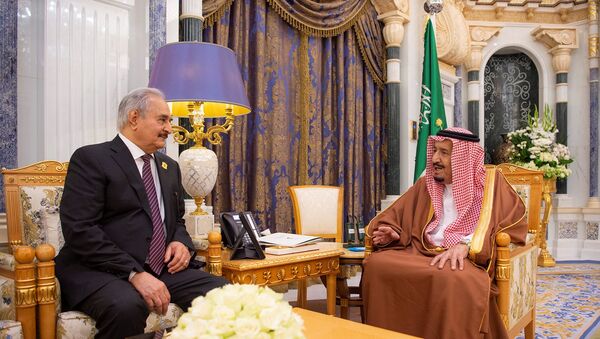 العاهل السعودي الملك سلمان بن عبد العزيز يلتقي قائد الجيش الليبي المشير خليفة حفتر - سبوتنيك عربي