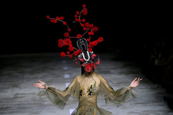 عرض مجموعة أزياء من تصميم Hu Sheguang في إطار أسبوع الموضة في بكين، الصين 25 مارس/ آذار 2019 - سبوتنيك عربي