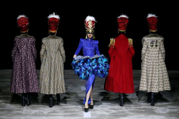عرض مجموعة أزياء من تصميم Hu Sheguang في إطار أسبوع الموضة في بكين، الصين 25 مارس/ آذار 2019 - سبوتنيك عربي