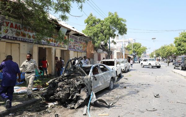 حطام السيارات التي دمرت خلال انفجار وقع بالقرب من فندق في مقديشو - سبوتنيك عربي