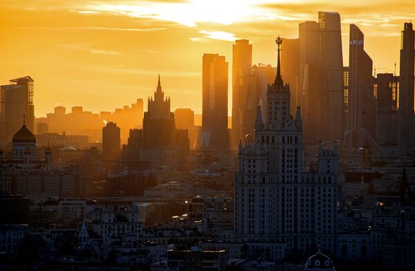 صورة على خلفية مبنى كوتيلنيكي (أمام الصورة)، وناطحات سحاب المركز التجاري موسكفا سيتي ومبنى وزارة الخارجية الروسية (وسط الصورة) في موسكو - سبوتنيك عربي