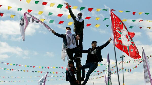 تجمع المواطنين للاحتفال بعيد النوروز، الذي يصادف وصول الربيع والعام الجديد وفق التقويم الفارسي، في اسطنبول، تركيا في 24 مارس/ آذار 2019 - سبوتنيك عربي