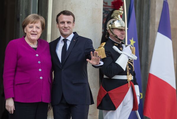 المستشارة الألمانية أنجيلا ميركل والرئيس الفرنسي إيمانويل ماكرون خلال اجتماع قادة الاتحاد الأوروبي والصين في قصر الإليزيه في باريس - سبوتنيك عربي