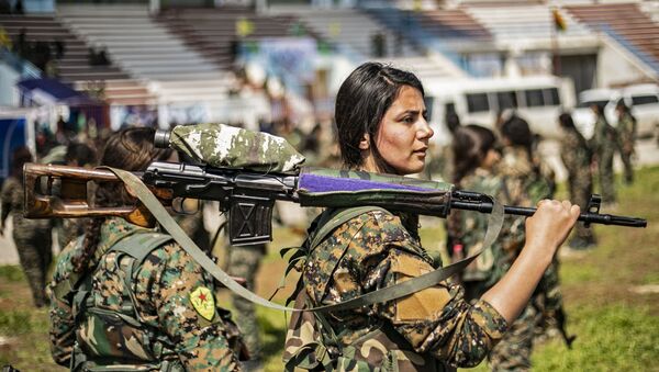فتيات من كتيبة النساء التابعة لوحدات حماية المرأة  الكردية، يشاركن في عرض عسكري مخصص للتدمير الكامل لبقايا تنظيم داعش الإرهابي (المحظور في روسيا) شرق سوريا، الحسكة 27 مارس/ آذار 2019 - سبوتنيك عربي