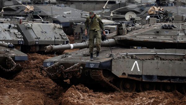 جندي إسرائيلي يقف على دبابة بالقرب من الحدود مع قطاع غزة، 27 مارس/ آذار 2019 - سبوتنيك عربي