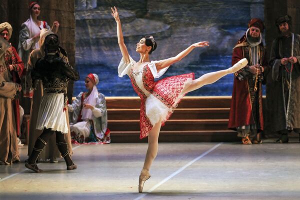 راقصة باليه مارثا لوتسكو في مسرحية الباليه كورسار في دار الأوبرا فورونيج الحكومية - سبوتنيك عربي
