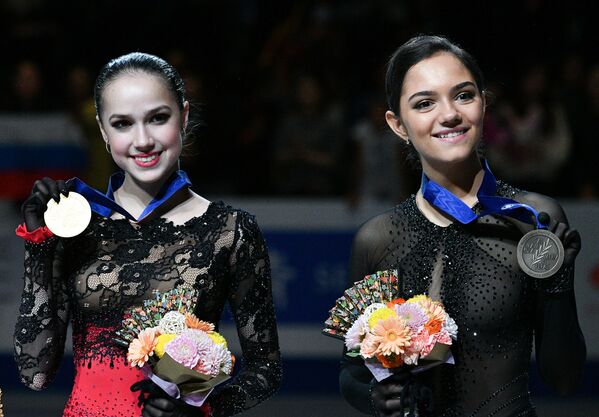 الروسيتان ألينا زاغيتوفا (يسار) الحائزة على ميدالية ذهبية ويفغينيا ميدفيديفا (يمين) الحائزة على البرونزية في بطولة العالم في التزحلق الفني على الجليد بين النساء في سايتاما اليابانية - سبوتنيك عربي
