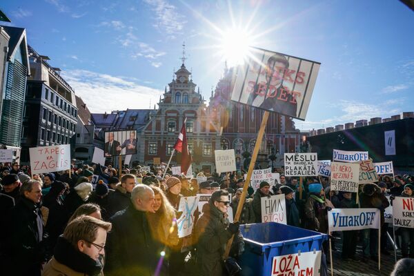 مشاركون في مسيرة ضد عمدة مدينة ريغا نيل أوشاكوف، والمطالبون بحل مجلس مدينة ريغا في ساحة راتوشنايا، لاتفيا - سبوتنيك عربي