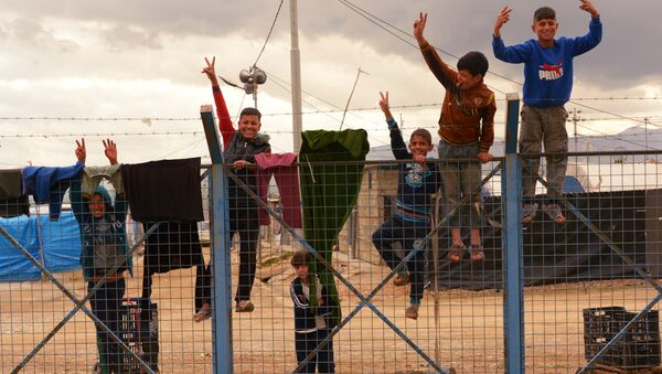 أطفال في مخيم للاجئين السوريين وغيرهم بالقرب من بلدة السليمانية، كردستان العراق - سبوتنيك عربي
