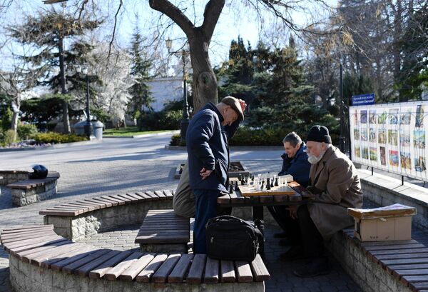 رجال يلعبون لعبة الشطرنج في سيفاستوبول - سبوتنيك عربي