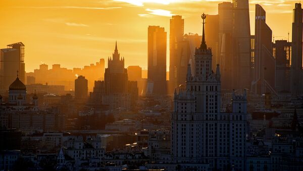 صورة على خلفية مبنى كوتيلنيكي (أمام الصورة)، وناطحات سحاب المركز التجاري موسكفا سيتي ومبنى وزارة الخارجية الروسية (وسط الصورة) في موسكو - سبوتنيك عربي