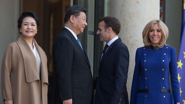 الرئيس الصيني شي جين بينغ مع زوجته بنغ ليوان، والرئيس الفرنسي إيمانويل ماكرون مع زوجته بريدجيت ماكرون، خلال اجتماع قادة دول الاتحاد الأوروبي والصين في قصر الإليزيه في باريس - سبوتنيك عربي