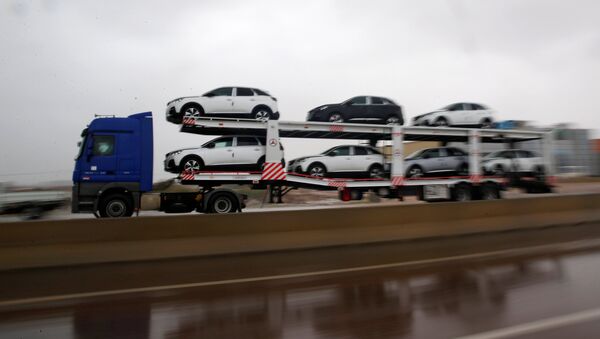شاحنة تنقل سيارات جديدة من ميتسوبيشي على الطريق السريع بالإسكندرية أثناء هطول أمطار غزيرة - سبوتنيك عربي